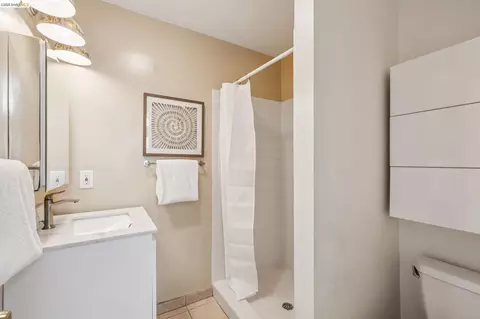Bath - 2817 Stanton St, Berkeley, CA 94702 photo 1 of 5