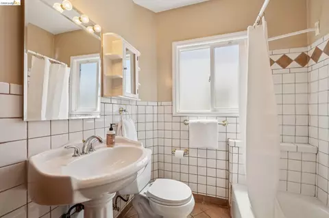 Bath - 2817 Stanton St, Berkeley, CA 94702 photo 4 of 5