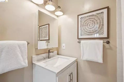 Bath - 2817 Stanton St, Berkeley, CA 94702 photo 2 of 5