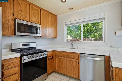 Kitchen - 233 Belfiore Ln, Windsor, CA 95492 photo 2 of 3