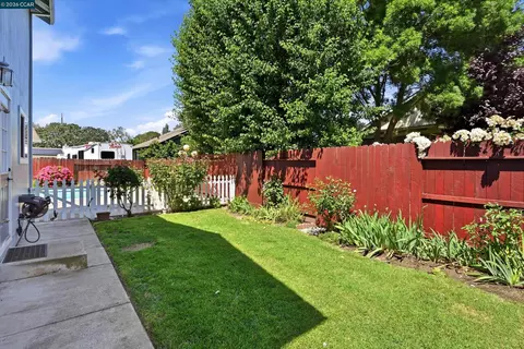 Exterior - 233 Belfiore Ln, Windsor, CA 95492 photo 9 of 13