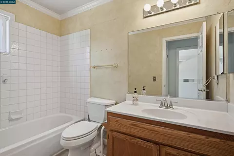 Bath - 233 Belfiore Ln, Windsor, CA 95492 photo 4 of 5