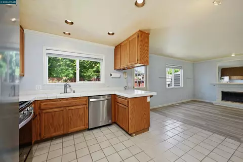 Kitchen - 233 Belfiore Ln, Windsor, CA 95492 photo 3 of 3