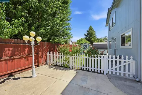 Exterior - 233 Belfiore Ln, Windsor, CA 95492 photo 7 of 13