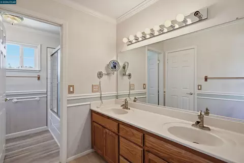 Bath - 233 Belfiore Ln, Windsor, CA 95492 photo 2 of 5