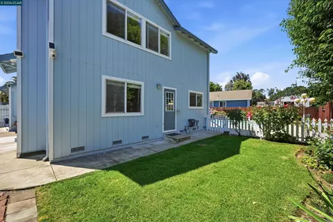 Exterior - 233 Belfiore Ln, Windsor, CA 95492 photo 10 of 13