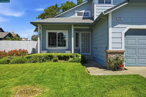 Exterior - 233 Belfiore Ln, Windsor, CA 95492 photo 3 of 13