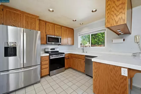 Kitchen - 233 Belfiore Ln, Windsor, CA 95492 photo 1 of 3