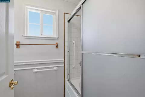 Bath - 233 Belfiore Ln, Windsor, CA 95492 photo 5 of 5