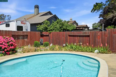 Exterior - 233 Belfiore Ln, Windsor, CA 95492 photo 6 of 13