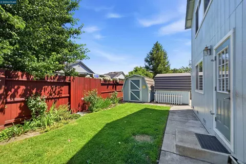 Exterior - 233 Belfiore Ln, Windsor, CA 95492 photo 8 of 13
