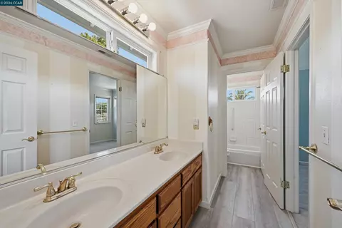 Bath - 233 Belfiore Ln, Windsor, CA 95492 photo 3 of 5