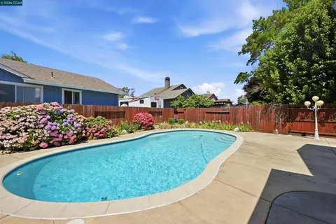Exterior - 233 Belfiore Ln, Windsor, CA 95492 photo 5 of 13