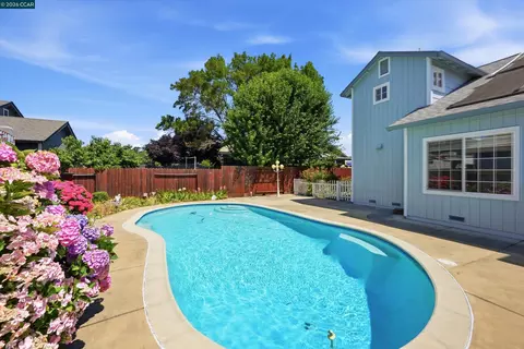 Exterior - 233 Belfiore Ln, Windsor, CA 95492 photo 4 of 13