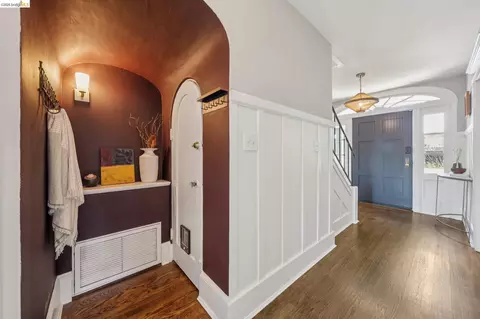 Entry Way - 1994 Marin Ave, Berkeley, CA 94707 photo 4 of 9
