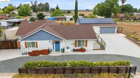 700 Brownstone Rd, Oakley, CA 94561