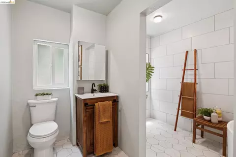 Bath - 1053 Rispin Dr, Berkeley, CA 94705 photo 1 of 7