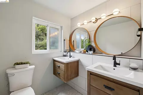 Bath - 1053 Rispin Dr, Berkeley, CA 94705 photo 5 of 7