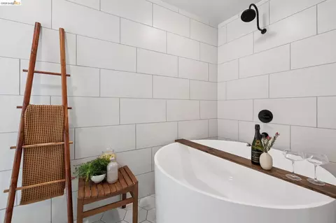 Bath - 1053 Rispin Dr, Berkeley, CA 94705 photo 2 of 7