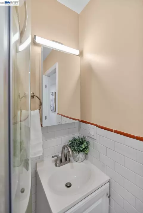 Bath - 274 Staples Ave, San Francisco, CA 94112 photo 8 of 8