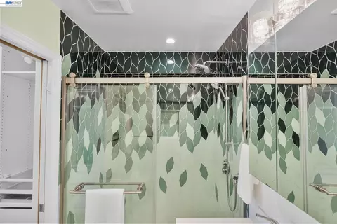 Bath - 274 Staples Ave, San Francisco, CA 94112 photo 2 of 8