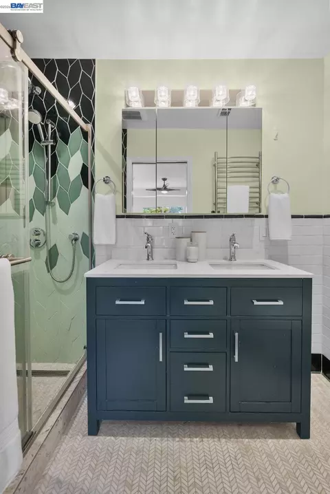 Bath - 274 Staples Ave, San Francisco, CA 94112 photo 3 of 8