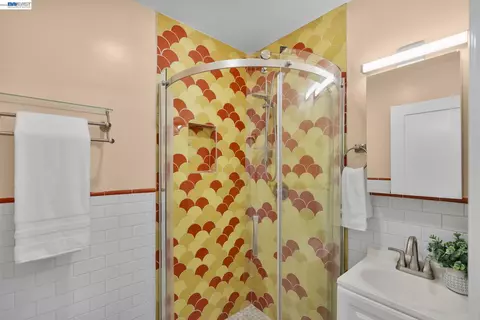 Bath - 274 Staples Ave, San Francisco, CA 94112 photo 6 of 8