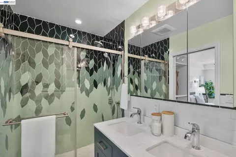 Bath - 274 Staples Ave, San Francisco, CA 94112 photo 1 of 8