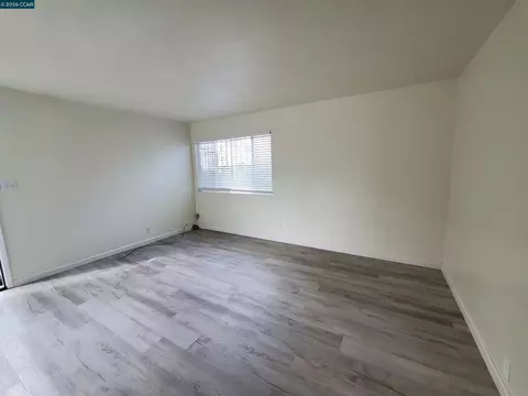 Living - 515 Grant St, Vallejo, CA 94590 photo 1 of 3