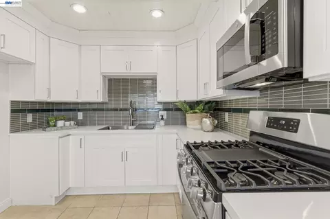 Kitchen - 277 Shore Rd, Bay Point, CA 94565 photo 2 of 3