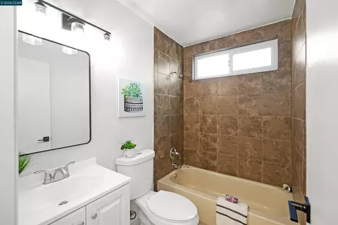 Bath - 6275 Mockorange Ct, Newark, CA 94560 photo 1 of 2
