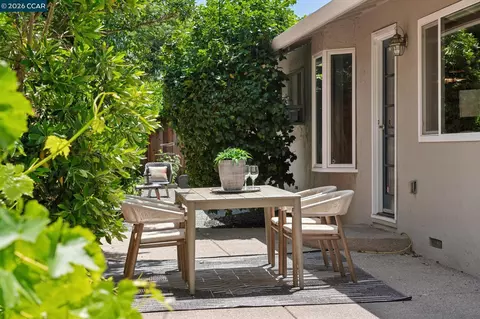 Exterior - 962 Oasis Dr, Concord, CA 94518 photo 7 of 9