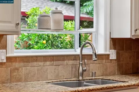 Kitchen - 962 Oasis Dr, Concord, CA 94518 photo 3 of 6