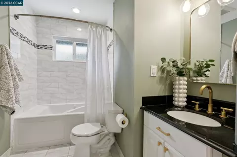 Bath - 962 Oasis Dr, Concord, CA 94518 photo 4 of 5