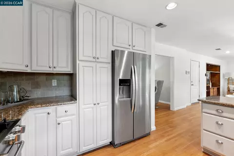 Kitchen - 962 Oasis Dr, Concord, CA 94518 photo 5 of 6
