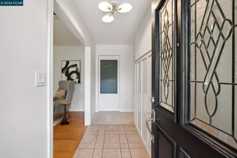 Entry Way - 962 Oasis Dr, Concord, CA 94518 photo 2 of 2