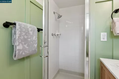 Bath - 962 Oasis Dr, Concord, CA 94518 photo 3 of 5