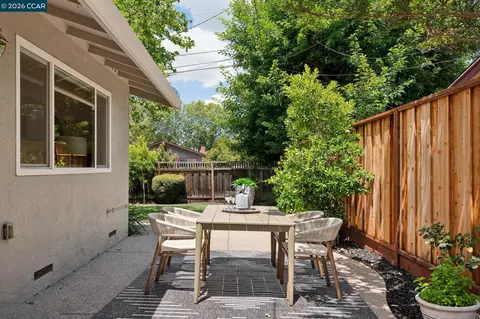 Exterior - 962 Oasis Dr, Concord, CA 94518 photo 4 of 9