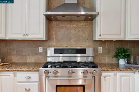 Kitchen - 962 Oasis Dr, Concord, CA 94518 photo 4 of 6
