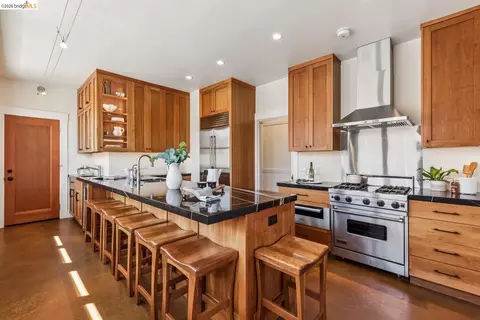 6166 Dover St, Oakland, CA 94609