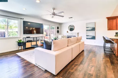 Living - 5491 Florida Dr, Concord, CA 94521 photo 2 of 3