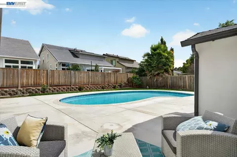 Exterior - 1850 Gilardy Dr, Concord, CA 94518 photo 7 of 13