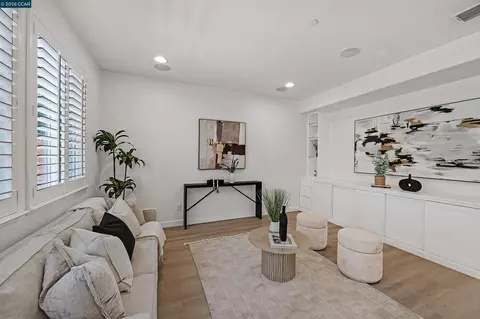 Living - 509 Falling Star Dr, Martinez, CA 94553 photo 2 of 3