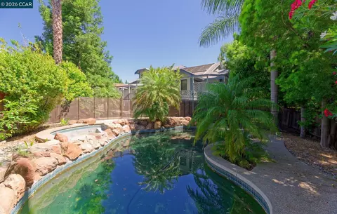 Exterior - 3045 Waring Pl, Fairfield, CA 94533 photo 4 of 8