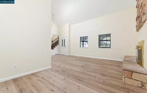 Living - 3045 Waring Pl, Fairfield, CA 94533 photo 5 of 8