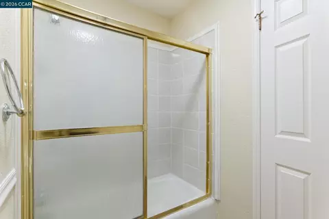 Bath - 3045 Waring Pl, Fairfield, CA 94533 photo 3 of 6
