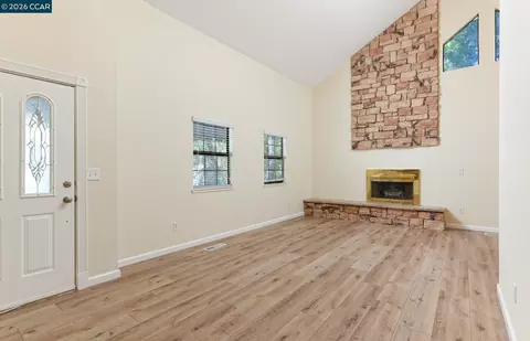Living - 3045 Waring Pl, Fairfield, CA 94533 photo 4 of 8