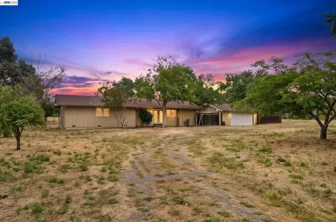 744 Mockingbird Ln, Pleasanton, CA 94566