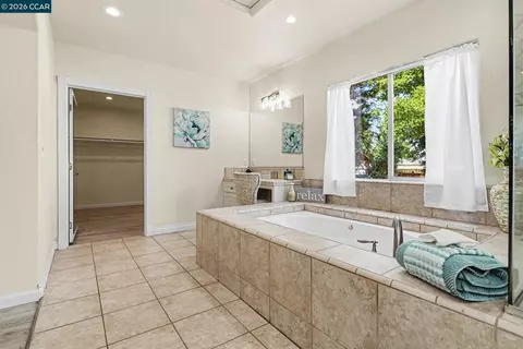 Bath - 1244 Veale Ave, Martinez, CA 94553 photo 2 of 3