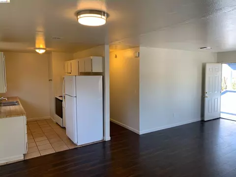 Living - 308 Florida St, Vallejo, CA 94590 photo 4 of 6